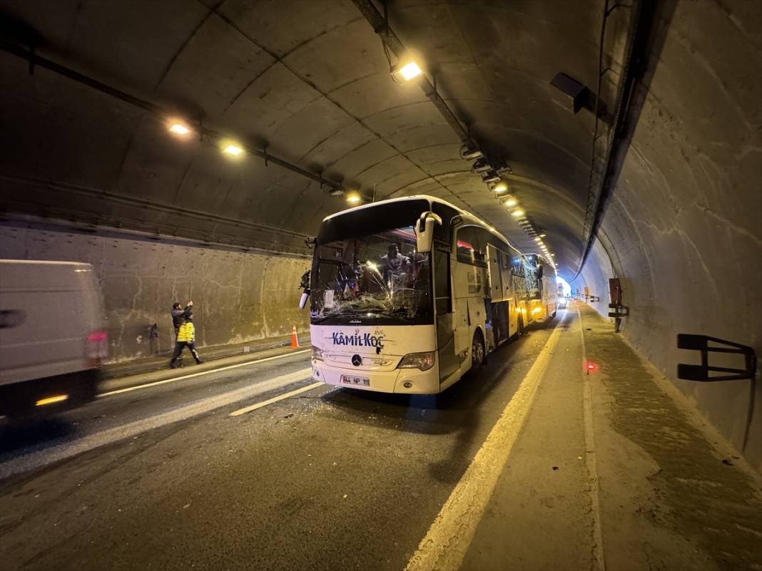 Tünelde 2’si otobüs, 1’i TIR 3 araç birbirine girdi! Yaralılar var 7